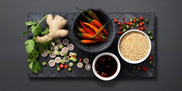 et utvalg av aromatiske ingredienser slik som: ingefær, chili, vårløk og sesamfrø