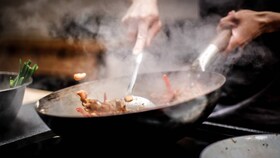 Mat som tilberedes i en wok på en AEG-induksjonstopp